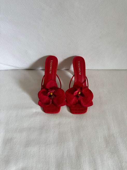tacones rojos con flor