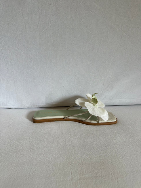 sandalia con flor